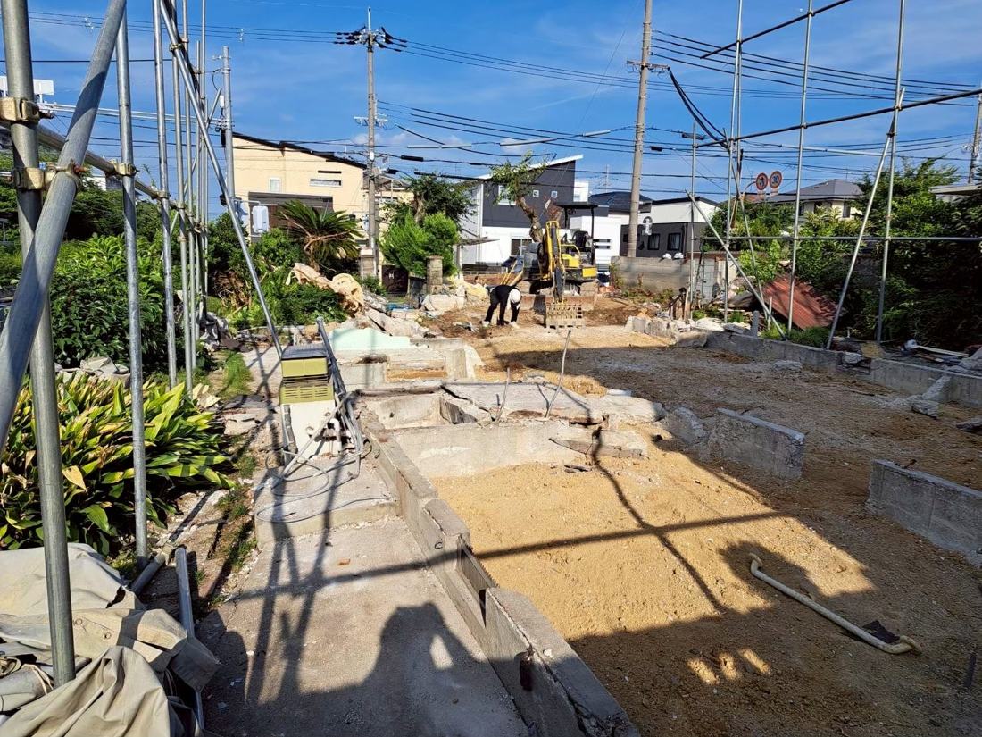 足場に囲まれた現場で、基礎を撤去している様子