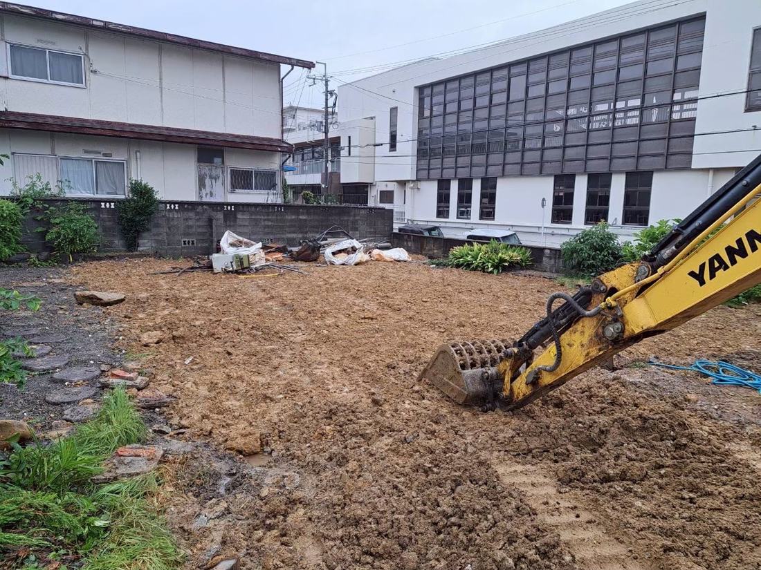 重機で地面をならして整地している様子